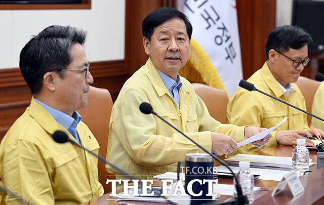 구윤철 부총리 겸 기획재정부 장관(가운데)이 20일 오후 서울 종로구 정부서울청사에서 열린 제5차 공급망안정화위원회 회의에 참석해 모두발언을 하고 있다. /임영무 기자