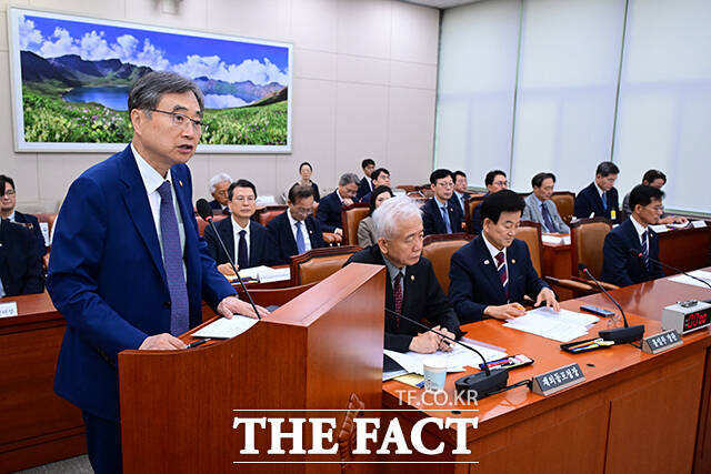 조현 외교부 장관이 국회 의결에 대한 정부측 인사말을 하고 있다.