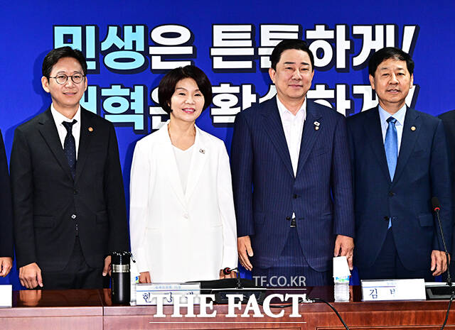 배경훈 과학기술정보통신부 장관과 한정애 더불어민주당 정책위의장, 김병기 더불어민주당 원내대표, 구윤철 경제부총리 겸 기획재정부 장관(왼쪽부터)이 20일 오전 서울 여의도 국회 의원회관에서 열린 새정부 경제성장전략 당정협의에 참석해 기념사진 촬영을 하고 있다. / 국회=배정한 기자