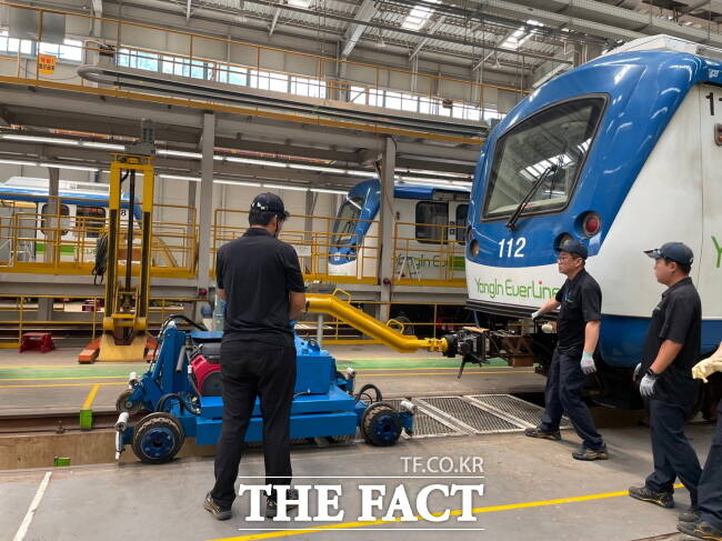 용인시와 한국철도기술연구원이 협력해 추진한 열차 자동운전용 핵심 통신장치 국산화 시험운전 준비 모습 /용인시