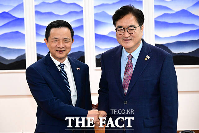 우원식 국회의장(오른쪽)이 20일 서울 여의도 국회 집무실에서 다이빙 주한중국대사를 접견하며 기념촬영을 하고 있다. /국회=남윤호 기자