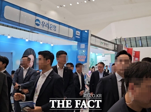 정진완 우리은행장이 우리은행 부스를 찾아 현장 직원들을 격려하고 있다. /이선영 기자