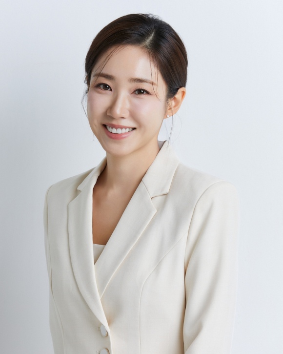 방송인 최희가 큐브엔터테인먼트와 전속계약을 맺고 활발한 활동을 펼칠 예정이라고 밝혔다. /큐브엔터테인먼트