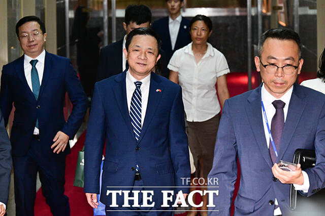 다이빙 주한중국대사(왼쪽 두 번째)가 우원식 국회의장을 예방하기 위해 집무실로 향하고 있다.