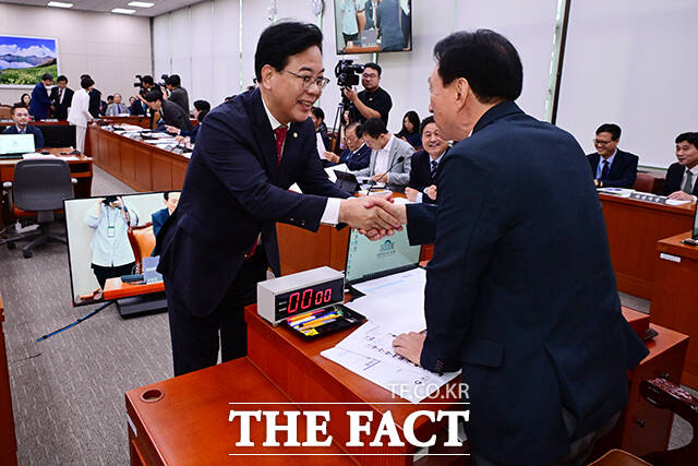 김석기 위원장과 인사하는 송언석 원내대표.