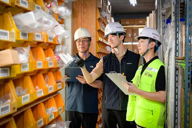 현대모비스는 대한산업안전협회와 함께 전국 1200여개 A/S부품 대리점을 대상으로 안전 점검 서비스와 컨설팅을 무상으로 제공한다. 지난 19일 서울 서초구 현대와룡상사에서 현대모비스 임직원과 대한산업안전협회 전문가가 합동 안전진단을 실시하는 모습. /현대모비스