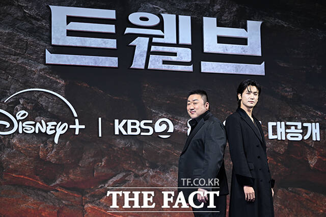 배우 마동석(왼쪽)과 박형식이 20일 오전 서울 중구 앰배서더 서울 풀만에서 열린 STUDIO X+U 트웰브 제작발표회에 참석해 포즈를 취하고 있다. /서예원 기자