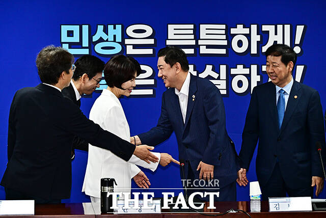 김병기 더불어민주당 원내대표(오른쪽에서 두 번째)가 20일 오전 서울 여의도 국회 의원회관에서 열린 새정부 경제성장전략 당정협의에 참석해 배경훈 과학기술정보통신부 장관과 인사를 하고 있다. / 국회=배정한 기자