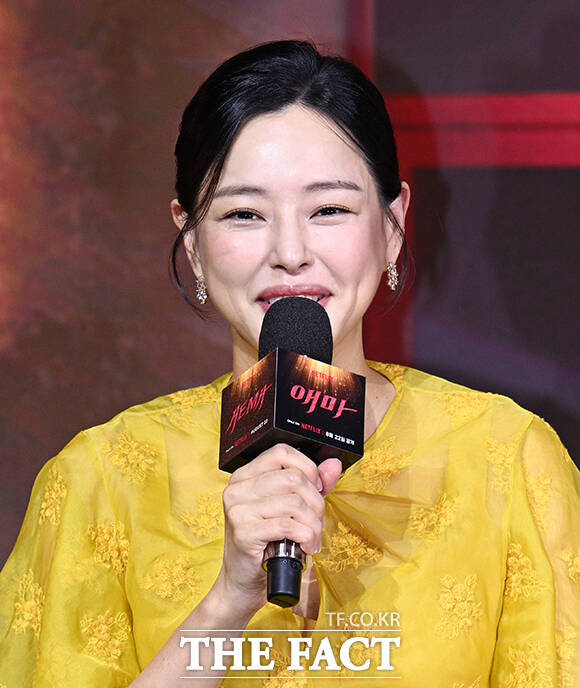 이하늬는 국제영화제에서 여우주연상을 받은 당대 최고의 탑배우이자 더 이상의 노출 연기를 하지 않겠다고 선언하며 새 영화 애마부인의 주연 캐스팅을 거절하는 희란 역을 맡아 열연을 펼쳤다. 사진은 지난 18일 오전 서울 마포구 호텔 나루 서울 엠갤러리에서 열린 넷플릭스 새 시리즈 애마 제작발표회에 참석해 인사말을 하고 있는 모습. 박헌우 기자