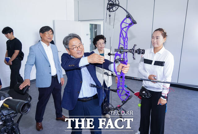 강기정 광주시장이 20일 오전 2025 광주 세계양궁선수권대회를 앞두고 남구 광주국제양궁장을 찾아 성공 개최를 위한 최종 시설 점검을 하고 광주시청 양궁팀 선수의 컴파운드 활 시위를 당겨보고 있다. /광주시