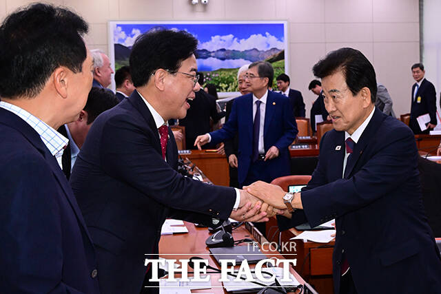 전체회의를 마친 후 정동영 장관이 송언석 원내대표와 인사하는 모습.