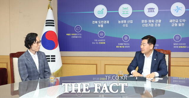 18일 김관영 전북도지사(오른쪽)가 전북도청 도지사 접견실에서 이정수 <더팩트> 전북취재본부 대표와 부임인사 겸 환담을 나누고 있다. /전주=양보람 기자·전북도