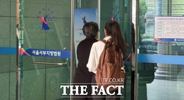 서울서부지법 형사1단독 박지원 부장판사는 20일 공전자기록위작·행사 혐의를 받는 최재원 전 용산구 보건소장에게 징역 10개월에 집행유예 2년을 선고하고, 사회봉사 160시간을 명령했다. 사진은 최 전 소장(왼쪽)이 이날 오전 법원에 들어가는 모습. /김형준 기자