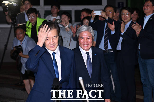 조국 전 조국혁신당 대표가 광복절 특별사면 이후 정계 복귀에 본격 시동을 걸고 있다. 사진은 조 전 대표가 15일 오전 서울 구로구 남부교도소에서 출소하는 모습./이새롬 기자