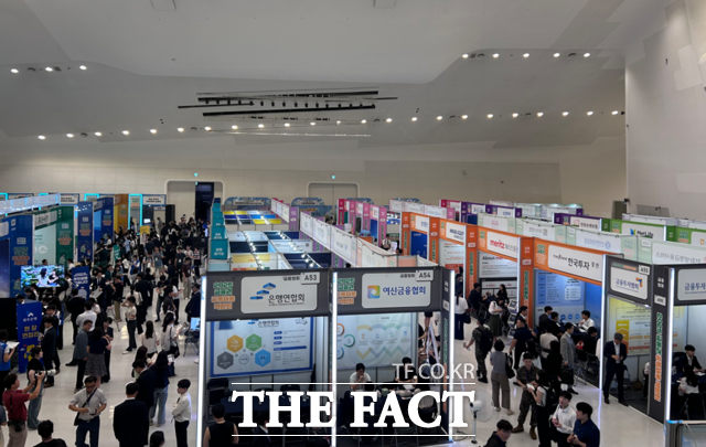 2025 금융권 공동채용 박람회 참가자들이 부스를 방문하고 있다. /김정산 기자