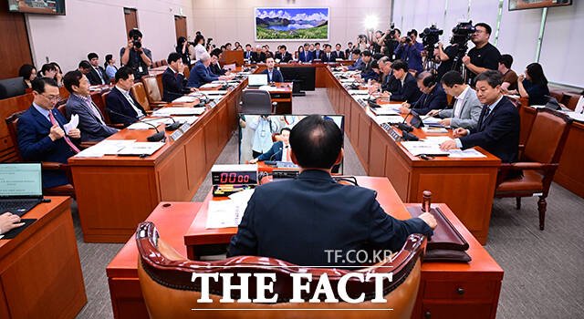 의사봉 두드리는 김석기 위원장.