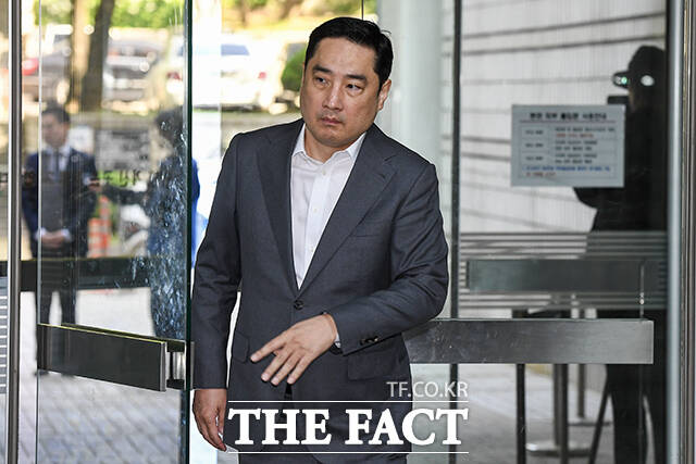 강용석 변호사가 23일 오전 서울 서초구 중앙지방법원에서 조국 전 법무부 장관 딸 조민 씨 명예 훼손 혐의 2심 선고 공판에 출석하고 있다. /장윤석 기자