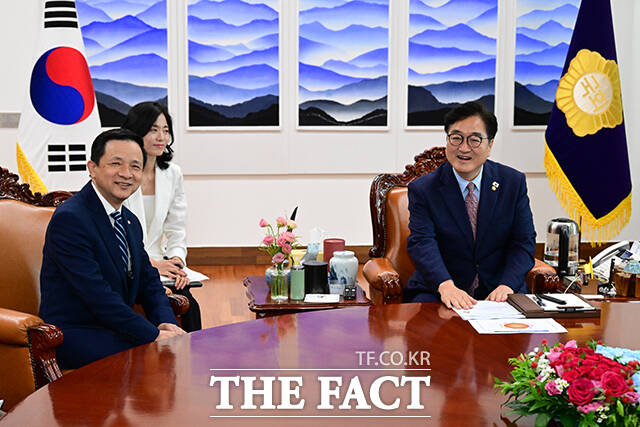 이날 언론 비공개로 진행된 두 사람의 만남. 우 의장과 다이빙 대사가 취재진 퇴장을 기다리며 미소짓고 있는 모습.