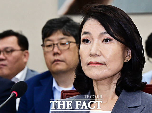 이진숙 방송통신위원장이 20일 오전 서울 여의도 국회에서 열린 과학기술정보방송통신위원회 전체회의에 참석해 의원들의 질의에 답변을 하고 있다. /국회=배정한 기자