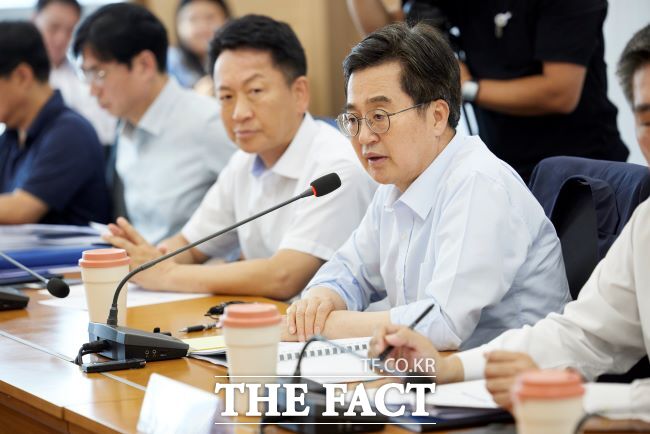 김동연 경기도지사가 20일 평택항 마린센터에서 자동차업계와 현장간담회를 하고 있다./경기도