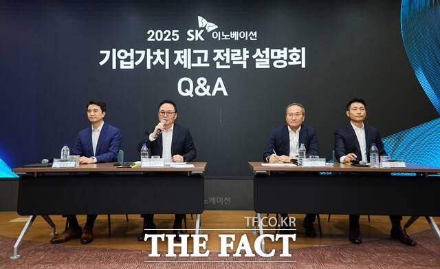 20일 SK이노베이션의 반기보고서에 따르면 박상규 사장은 지난 5월부터 월급 1억1700만원의 70%인 8100만원을 받고 있다. SK이노베이션 경영진이 7월30일 서울 종로구 SK서린빌딩 수펙스홀에서 열린 2025 SK이노베이션 기업가치 제고 전략 설명회에서 경영 현안과 관련해 소통하고 있다. /SK이노베이션