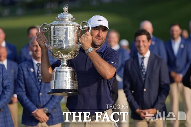 셰플러가 올해 PGA챔피언십에서 우승한 뒤 워너메이커 트로피를 들고 포즈를 취하고 있는 모습. AP/뉴시스
