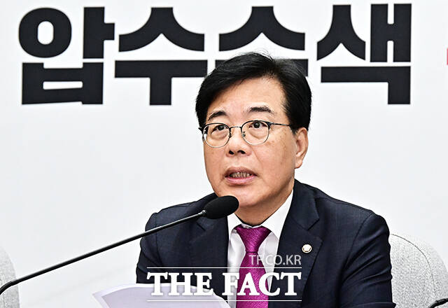 송언석 국민의힘 비상대책위원장 겸 원내대표가 20일 민중기 특검팀의 영장 종료 기한을 맞아 범죄사실과 연관성을 소명하지 못하면서 500만 명에 달하는 우리 당원들의 개인정보를 강탈하겠다는 것은 전체주의적 발상이라고 비판했다. /배정한 기자
