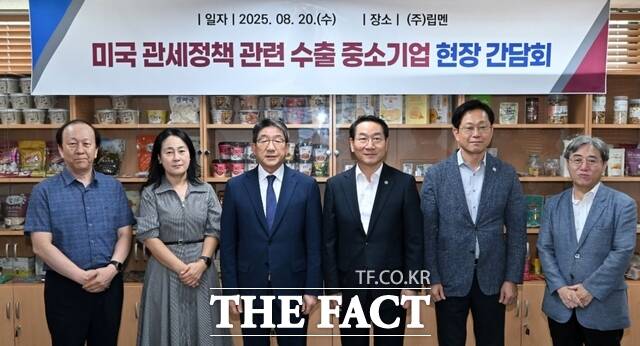 유정복 인천시장(오른쪽에서 세번째)이 20일 수출 중소기업 립멘을 방문해 서윤덕 립멘 대표이사와 미국 관세정책 관련 간담회를 마치고 기념 촬영을 하고 있다./인천시