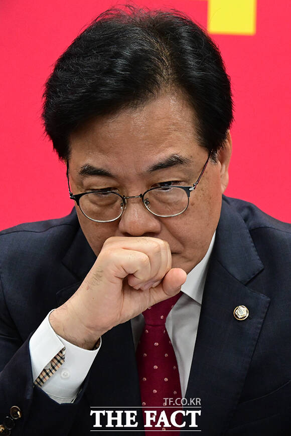 간담회 중 생각에 잠긴 송언석 비상대책위원장.