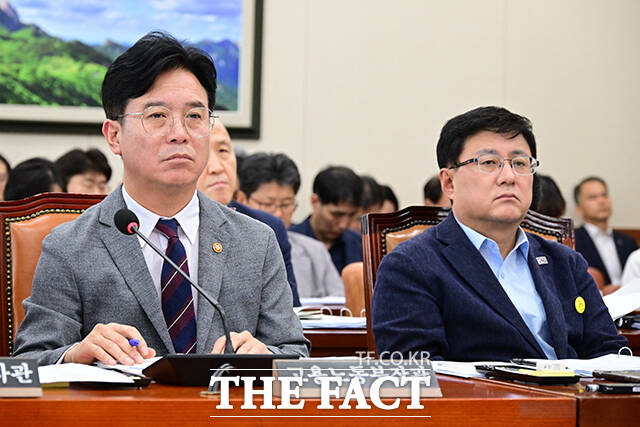 김영훈 고용노동부 장관(왼쪽)과 김성환 환경부 장관.