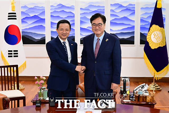 다이빙 대사 접견한 우원식 의장이 기념촬영을 하고 있다.