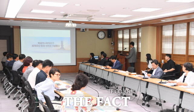 부여군이 20일 군청 서동브리핑실에서 ‘세계유산 등재 10주년 기념행사 및 2025 국가유산 미디어아트 실행계획 보고회’를 열고 있다. /부여군