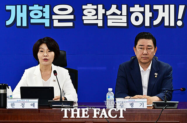 모두발언하는 한정애 더불어민주당 정책위의장.