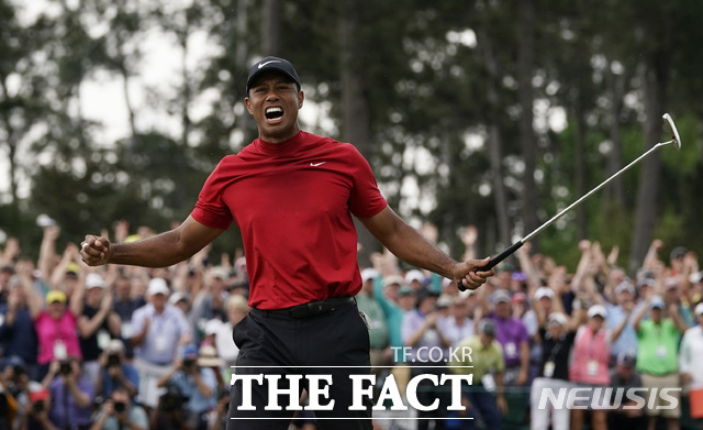 화려한 세리머니가 트레이드 마크인 타이거 우즈가 2019년 마스터스에서 역전 우승을 확정지은 뒤 포효하고 있는 모습. AP/뉴시스