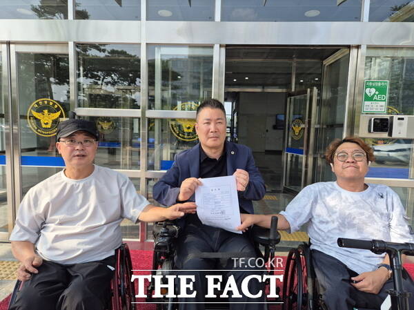 황경아 대전시의회 부의장과 대전장애인권익수호연대가 20일 대전경찰청에 한화이글스를 상대로 고발장을 제출했다. /정예준 기자