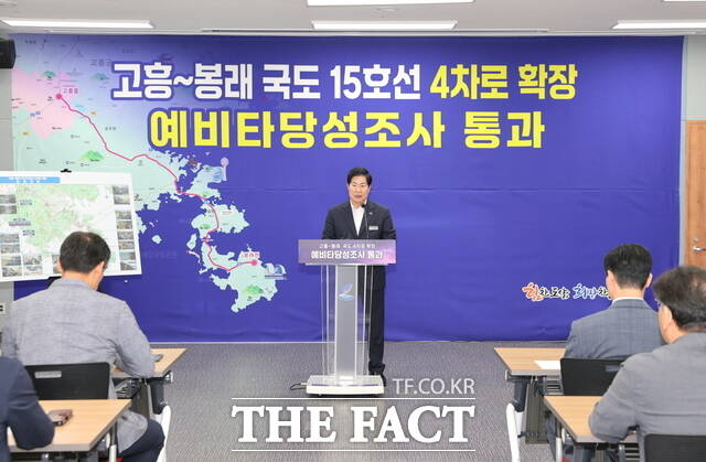 공영민 고흥군수가 국도 15호선 4차로 확장 예타 통과를 축하하며 축사를 하고 있다. /고흥군