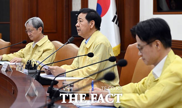 구윤철 부총리 겸 기획재정부 장관이 20일 오후 서울 종로구 정부서울청사에서 석유화학산업 재도약 추진을 위해 열린 산업경쟁력강화 관계장관회의에 참석해 모두발언을 하고 있다. /임영무 기자