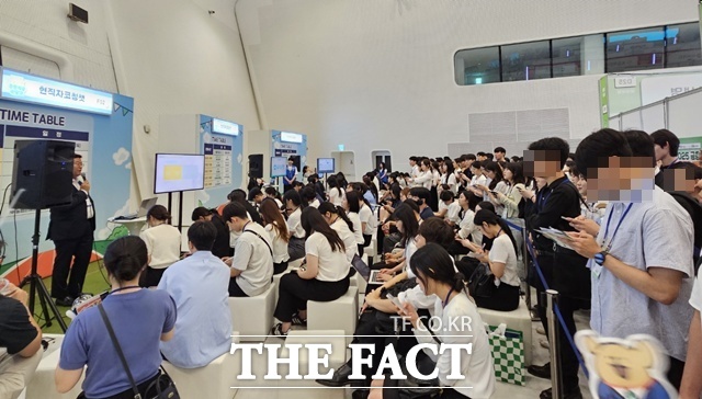 현직자 코칭챗은 현직자가 회사 사업부문, 인재상 등을 직접 설명하면 취업준비생들이 그에 대해 직접 질의하고 답을 들을 수 있는 작은 채용 설명회다. /이선영 기자