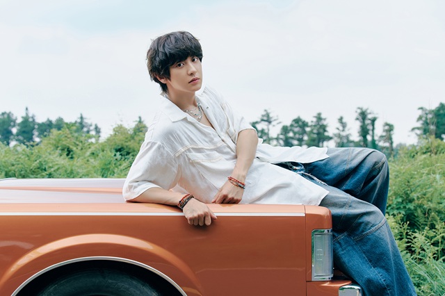 가수 찬열이 R&B 보컬리스트 쏠과 호흡을 맞춘 두 번째 미니앨범 업사이드 다운의 수록곡 해피 액시던트 뮤직비디오를 21일 공개한다./SM엔터테인먼트