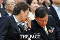  귀엣말 나누는 윤한홍 정무위원장과 권대영 금융위원회 부위원장 [포토]