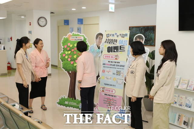 단국대병원 유방암센터가 ‘시원한 여름 이벤트’를 통해 환우들에게 응원의 메시지를 전하고 있다./단국대병원