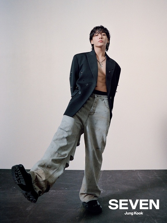 가수 정국의 Seven이 18일 차트 기준 스포티파이 25억 스트리밍을 넘어섰다. 이는 한국 가수 단일곡 최초의 기록이다. /빅히트 뮤직