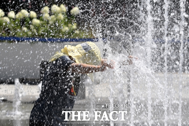 주말인 오는 23일 더위가 한풀 꺾인다는 처서에도 무더위와 열대야는 이어질 전망이다. 무더위는 고기압의 영향으로 8월 말까지 이어지겠다. /더팩트 DB