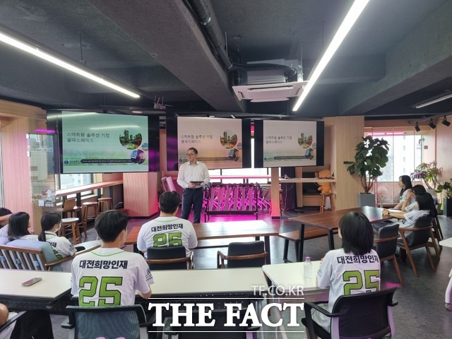 21일 대전희망인재들이 지역 기업 탐방 프로그램 진행 중 한 기업을 찾아 진로 및 직무 관련 강의를 듣고 있다. /대전시교육청