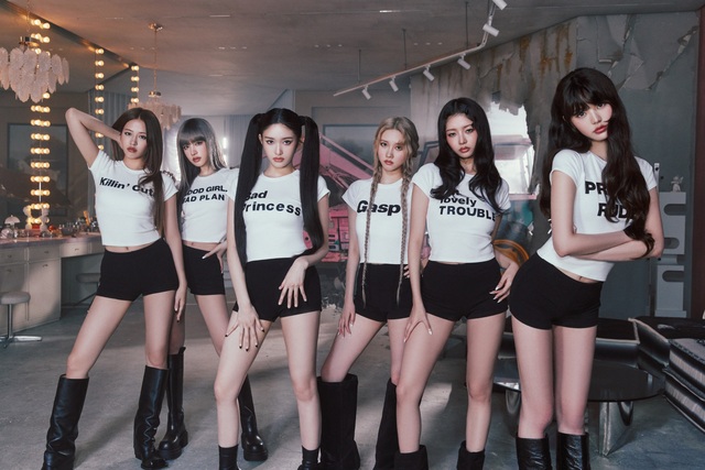 아이브가 25일 4번째 미니 앨범 IVE SECRET을 발매한다. 소속사는 예측 가능한 서사를 벗어나 숨겨왔던 태도와 입체적인 정체성을 수면 위로 끌어올린 앨범이라고 소개했다. /스타쉽