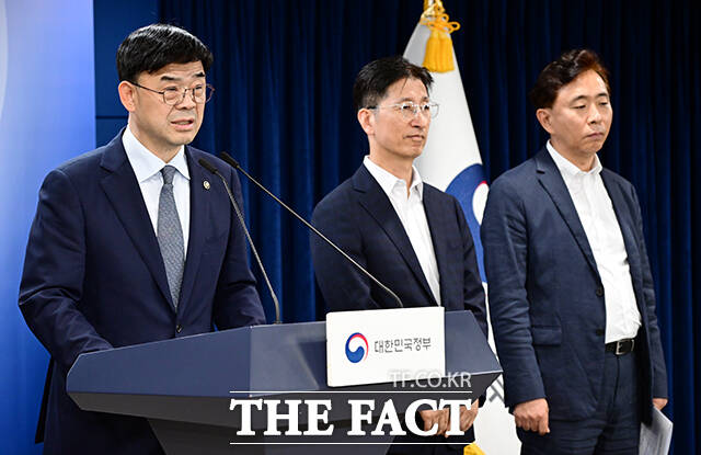 이상경 국토교통부 1차관(왼쪽)과 강성팔 국세청 국제조세관리관, 윤영은 금융정보분석원 제도운영기획관이 21일 오후 서울 종로구 정부서울청사에서 외국인 토지거래허가구역 지정과 관련해 브리핑하고 있다. /임영무 기자