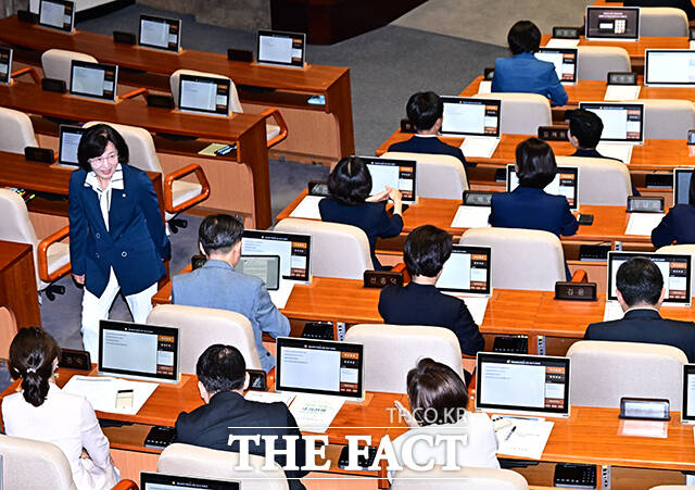 당선인사 마친 뒤 이동하는 추미애 신임 법사위원장.