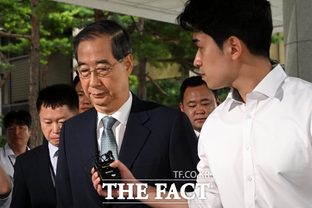 한덕수 전 국무총리가 19일 오전 서울 서초구 서울고등검찰청 청사에 마련된 내란 특검 사무실에 피의자 신분으로 출석하고 있다. /서예원 기자