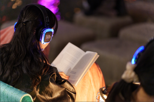 서울야외도서관이 9월 5일부터 하반기 운영에 나선다. 사진은 서울야외도서관에서 시민이 책을 읽고 있다. /서울시