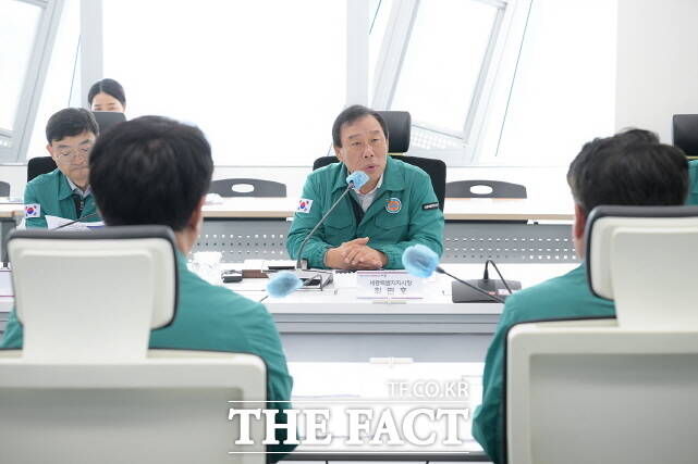 최민호 세종시장 21일 시청 집현실에서 국정기획위원회가 밝힌 국정운영 5개년 계획과 시정 연계 방안을 검토하기 위해 ‘국정운영 5개년 계획 대응 실국보고회’에서 인사말을 하고 있다. /세종시